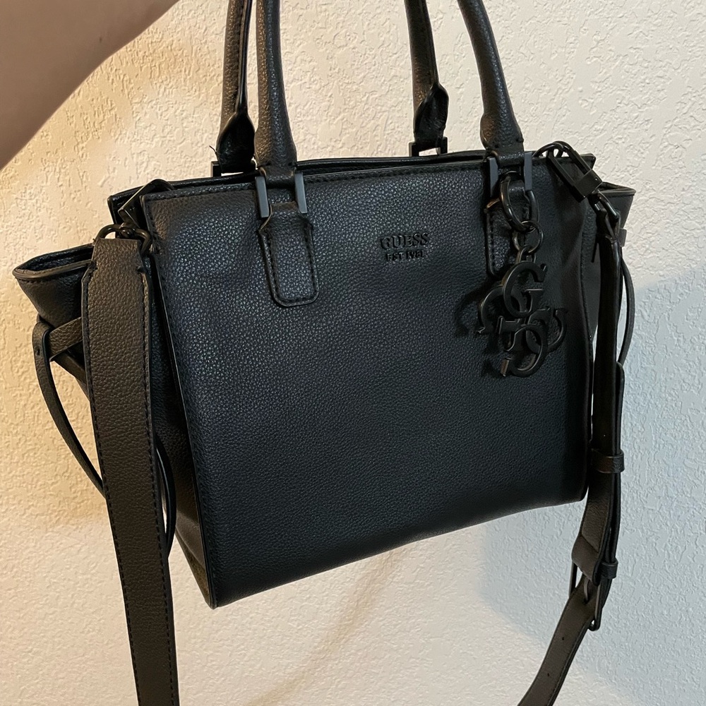 NWOT Guess handbag in black